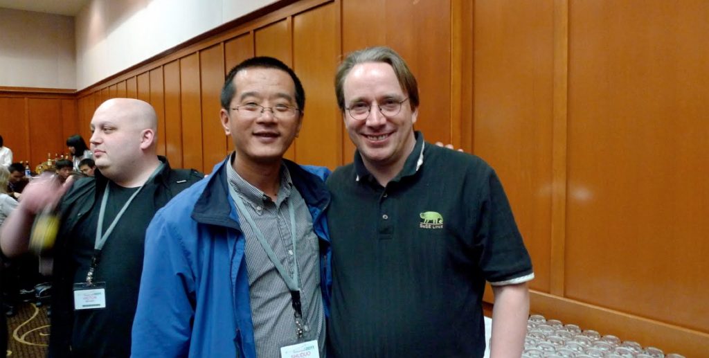 图为 2011 年桑树多在 Portland Linux Kernel Developer Summit 上与 Linus Torvalds的合影
